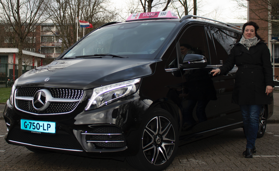 Nieuwe taxidienst Staxi Lady met alleen vrouwen achter het stuur