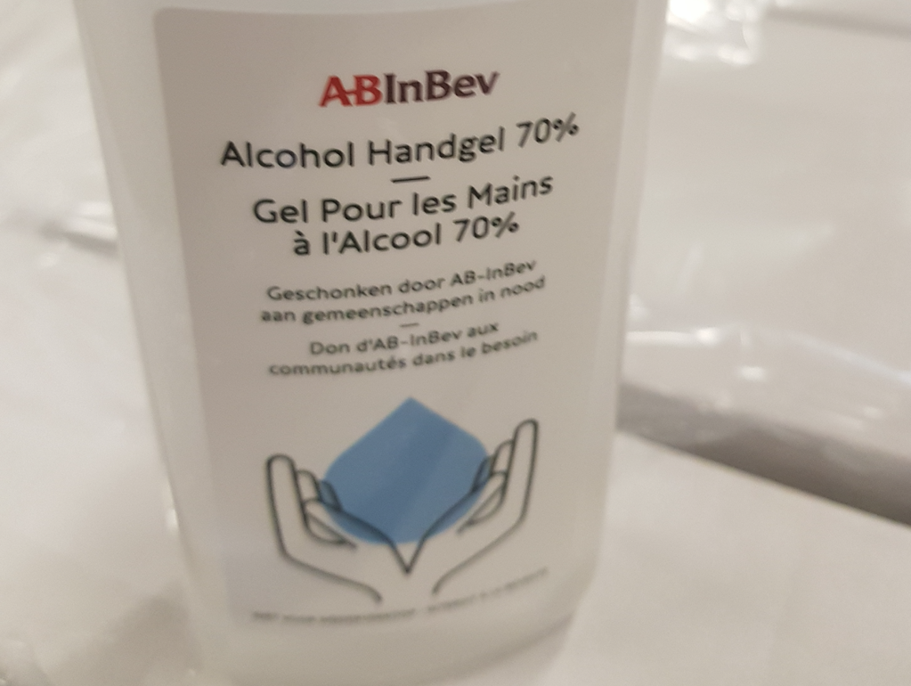 Bierbrouwerij AB InBev doneert eerste partij van 5.000 handgels van alcoholvrij bier aan ziekenhuizen