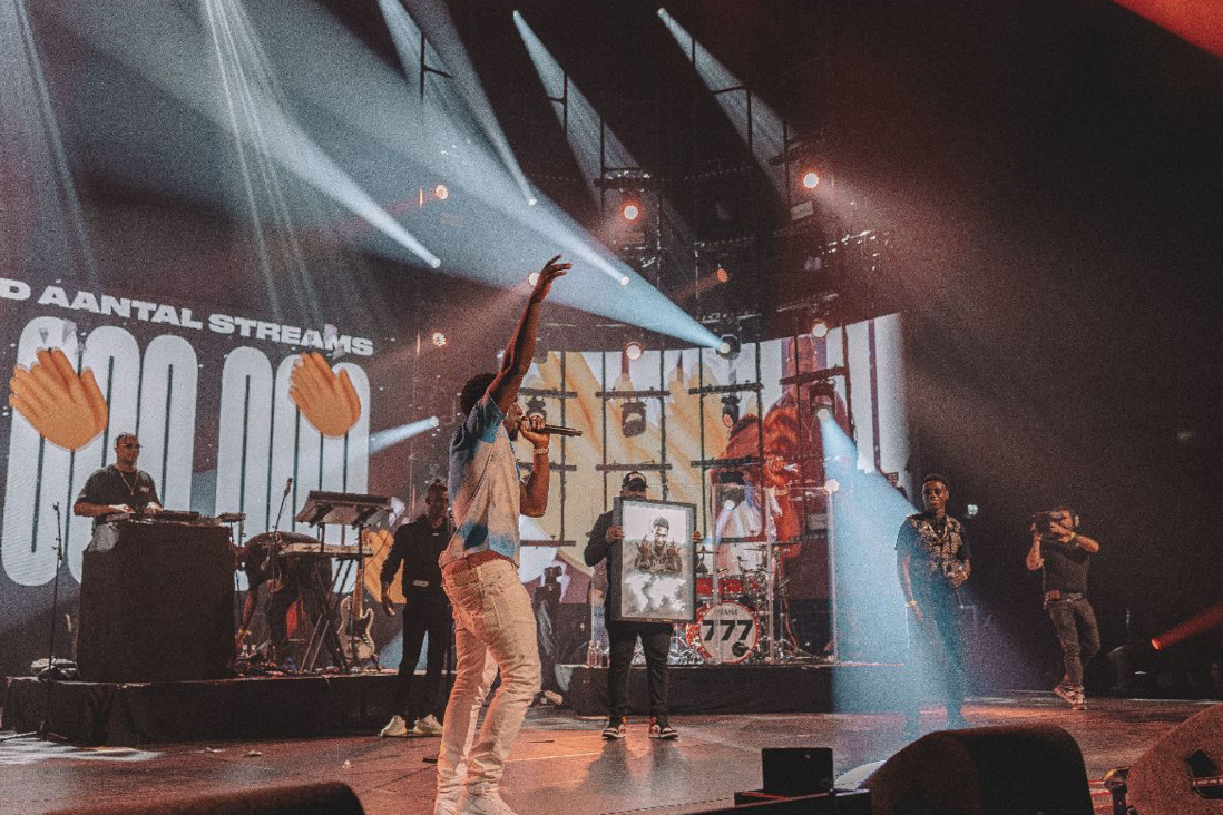 Frenna ontvangt award voor 1 miljard streams bij uitverkocht coronaproof concert in Ziggo Dome